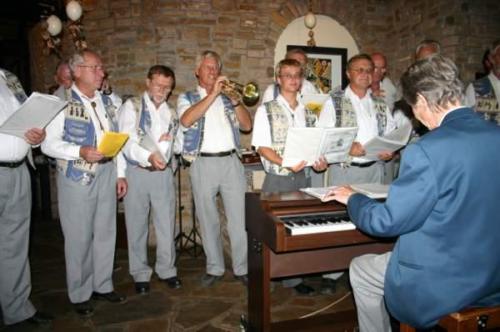 Heinz, Hans, Andy, Richard, Arvid, Rüdiger, wernder am Klavier